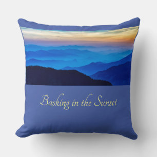 Almofada Basking no fundo azul de Sunset Cornflower
