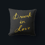 Almofada Bebado no Amor Travesseiro Externo Dourado e Negro<br><div class="desc">Este travesseiro ao ar livre divertido e flerto é acentuado com o ditado "Bebado no Amor" em uma escova de ouro arrojada sobre fundo preto,  fazer-o o acessório perfeito para a mesa do casal em um casamento ao ar livre,  ou o baralho,  o pátio ou a varanda do recém-casado.</div>