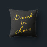 Almofada Bebado no Amor Travesseiro Externo Dourado e Negro<br><div class="desc">Este travesseiro ao ar livre divertido e flerto é acentuado com o ditado "Bebado no Amor" em uma escova de ouro arrojada sobre fundo preto,  fazer-o o acessório perfeito para a mesa do casal em um casamento ao ar livre,  ou o baralho,  o pátio ou a varanda do recém-casado.</div>