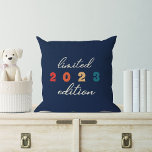 Almofada Bebê Cachorro Ano Limitado Edição Arco-Íris<br><div class="desc">Apresentando nosso adorável Travesseiro decorativo Cote Kids Birth Year Limited Edition! Este travesseiro moderno e divertido é a adição perfeita a qualquer quarto ou área de brincadeira de criança, pois apresenta um design colorido arco-íris em cores retrorreflectoras de papoila que iluminarão qualquer espaço. Mas o que torna este travesseiro realmente...</div>