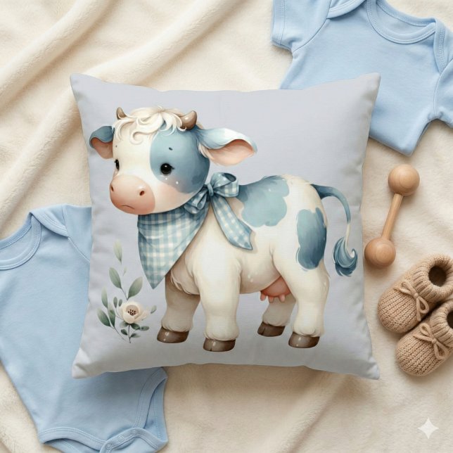 Almofada Bebê de Ginga Azul Fazenda Pastel Estética Rústica (Blue Gingham Baby Cow Pastel Farm Aesthetic Throw Pillow Mockup A)