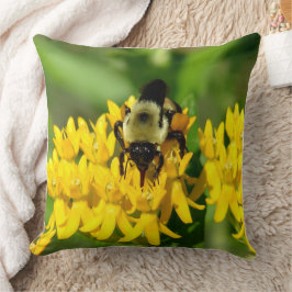 Almofada Bee Feasting on Butterfly Weed Wildflowers