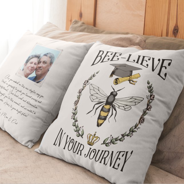 Almofada Bee-lieve na sua jornada de formatura de abelhas (Front of pillow features "Bee-lieve in Your Journey" Typography, Queen Bee,Graduation Cap & Scroll)