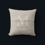 Almofada Beige Linen Ivory Monograma Script Weding Keepsasa<br><div class="desc">Elegante travesseiro de efeito de linhagem tecida beige com texto na caligrafia manuscrita em chic off-black e na tipografia moderna na moda. Basta adicionar seus nomes, monograma e data de casamento. presente de luxo excelente para o casal recém-casado. Desenvolvido exclusivamente para você pelo Happy Dolphin Studio. Se precisar de ajuda...</div>