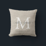 Almofada Beige Linen White Monogramas Keepsael<br><div class="desc">Elegante travesseiro de efeito de linhagem tecida beige com seu texto em caligrafia manuscrita de cinza escura. Basta adicionar seus nomes, monograma e data de casamento. presente de excelente para um casal recém-casado. Desenvolvido exclusivamente para você pelo Happy Dolphin Studio. Se precisar de ajuda ou produtos correspondentes, entre em contato...</div>