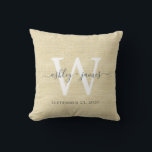 Almofada Beige Linen White Monogramas Keepsael<br><div class="desc">Elegante travesseiro de efeito de linhagem tecida beige com seu texto em caligrafia manuscrita de cinza escura. Basta adicionar seus nomes, monograma e data de casamento. presente de excelente para um casal recém-casado. Desenvolvido exclusivamente para você pelo Happy Dolphin Studio. Se precisar de ajuda ou produtos correspondentes, entre em contato...</div>