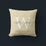 Almofada Beige Linen White Monogramas Keepsael<br><div class="desc">Elegante travesseiro de efeito de linhagem tecida beige com seu texto em caligrafia manuscrita de cinza escura. Basta adicionar seus nomes, monograma e data de casamento. presente de excelente para um casal recém-casado. Desenvolvido exclusivamente para você pelo Happy Dolphin Studio. Se precisar de ajuda ou produtos correspondentes, entre em contato...</div>