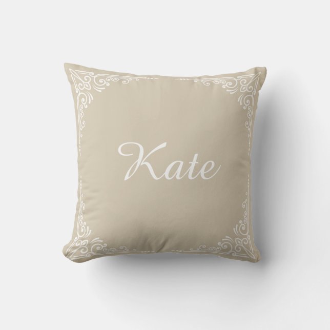 Almofada Beige Personalized Modern Elegant Typography Name  (Frente)