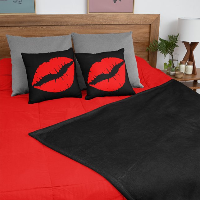 Almofada Beijo Batom Vermelho em Preto (Red Lipstick Kiss on Black Throw Pillow)