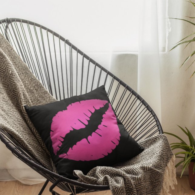 Almofada Beijo de Batom do Ombre Preto e Rosa (Black and Pink Kiss Throw Pillow)