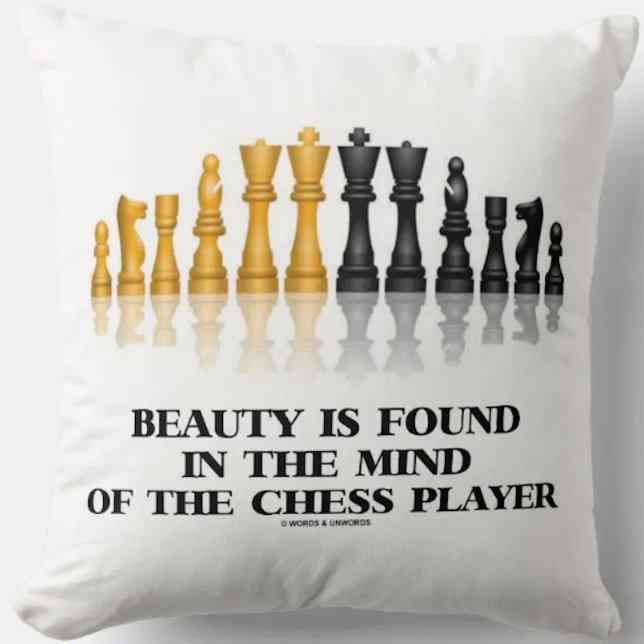 Almofada Beleza Encontrada Na Mente Do Jogador De Xadrez (Showcase your wry chess player side with this chess saying throw pillow)