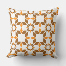 belo travesseiro de padrão floral castanho