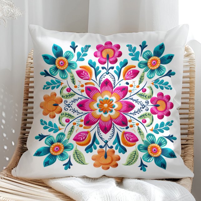 Almofada Belo Turquesa Laranja Laranja Mexicano (Beautiful Pink Turquoise Orange Mexican Floral Throw Pillow on a sunny rattan chair.)