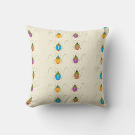 Almofada Besouro em solo castanho