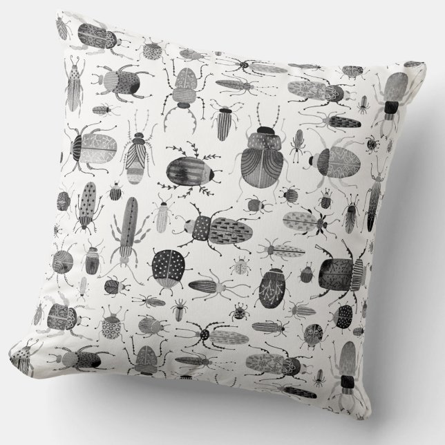 Almofada Besouro Preto e Branco (Bug and beetle creepy insect Watercolor pattern black and white throw pillow)