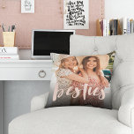 Almofada Besties | Foto da camada de melhores amigos<br><div class="desc">Celebre sua amizade com sua boa fé com este travesseiro de fotos bonitinho com "besties" na parte inferior,  em letras branco,  estilo manuscrito cor-de-rosa. Travesseiro se reverte para um sutil padrão de diamante rosado e pontilhado branco.</div>