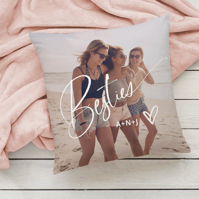 Almofada Besties no Script de Tendência | Duas fotos com co (A stylish and trendy pillow for your besties, with two photos)