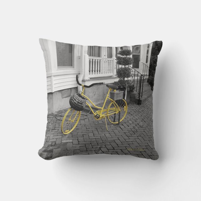 Almofada Bicicleta Amarela na Sidewalk (Frente)
