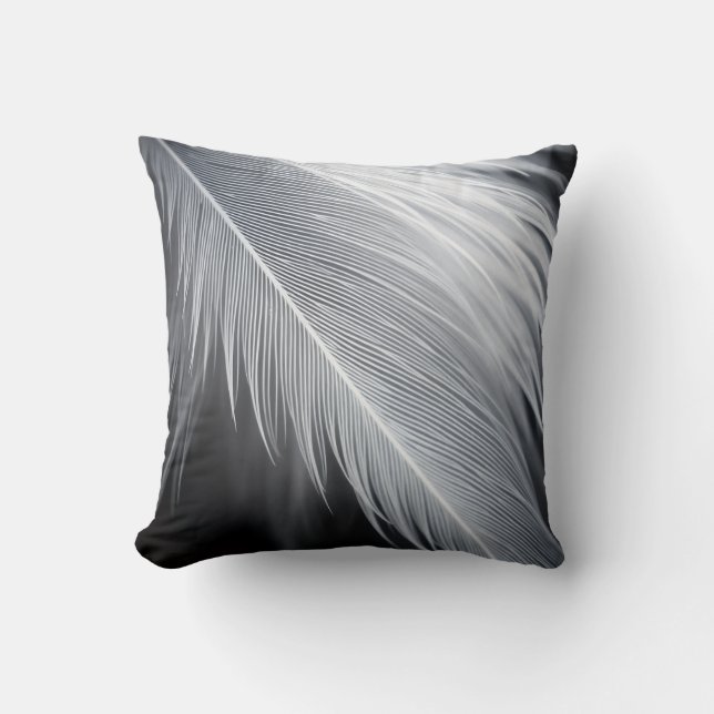 Almofada Black and White Feather  Throw Pillow (Frente)