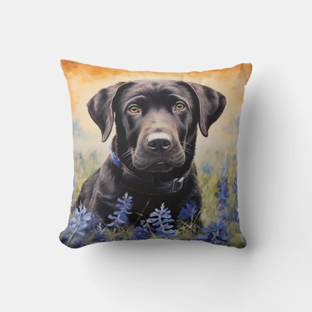 Almofada Black Labrador em Bluebonnets (Frente)