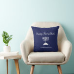 Almofada Blue Happy Hanukkah Simple Menorah<br><div class="desc">Feliz travesseiro decorativo de decoração de Feriado Azul de Hanukkah,  com uma simples menorah branca e design de tipografia de script. Com a inscrição personalizável branca,  você pode adicionar suas próprias informações. Uma decoração festiva para celebrar com amigos e entes queridos.</div>