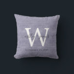 Almofada Blue Linen White Monogramas Keepsael<br><div class="desc">Elegante travesseiro de efeito de linhagem azul com seu texto na caligrafia manuscrita de cinza escura. Basta adicionar seus nomes, monograma e data de casamento. presente de excelente para um casal recém-casado. Desenvolvido exclusivamente para você pelo Happy Dolphin Studio. Se precisar de ajuda ou produtos correspondentes, entre em contato conosco...</div>