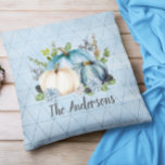 Almofada Blue Pumpkin Patch Monograma Nome da família<br><div class="desc">Este design pode ser personalizado na área fornecida pela alteração da foto e/ou do texto. Ou pode ser personalizado clicando em Personalizar este Modelo e, em seguida, escolhendo o clique para personalizar mais a opção e excluir ou alterar a cor do plano de fundo, adicionar texto, alterar a cor ou...</div>