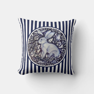 Almofada Blue & White Rabbit Bunny Strike Dedham Floral