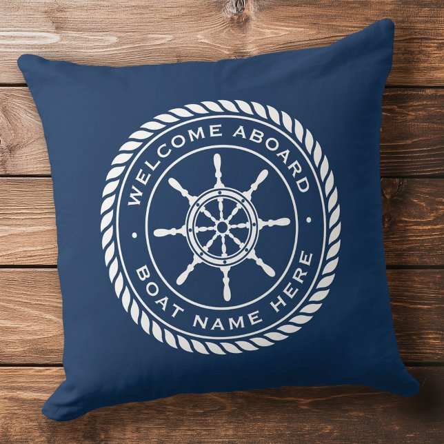 Almofada Boas-vindas a bordo do nome do navio náutico (Welcome aboard boat name nautical ship's wheel throw pillow)