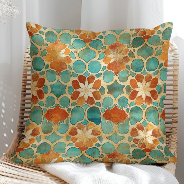 Almofada Boho Marroquino Turquesa e Floral Terracota (Boho Moroccan Turquoise and Terracotta Floral Throw Pillow in a sunny boho rattan armchair.)