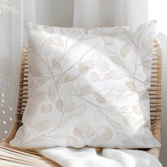 Almofada Boho Neutro Lunaria Seca Violeta da Lua (Boho Neutral Dry Lunaria Moon Violet Throw Pillow in a sunny rattan armchair)