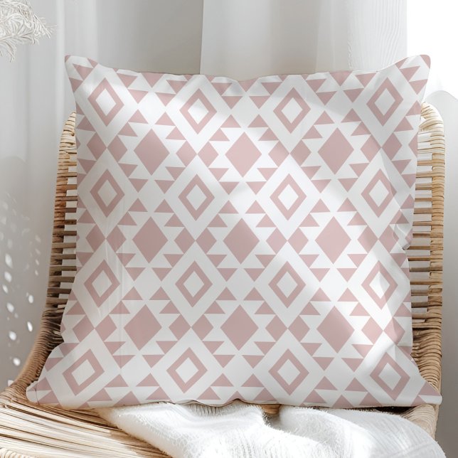 Almofada Boho Rosa Empoeirada e Navajo Branco (Boho Dusty Rose and White Navajo Throw Pillow in a sunny rattan armchair.)