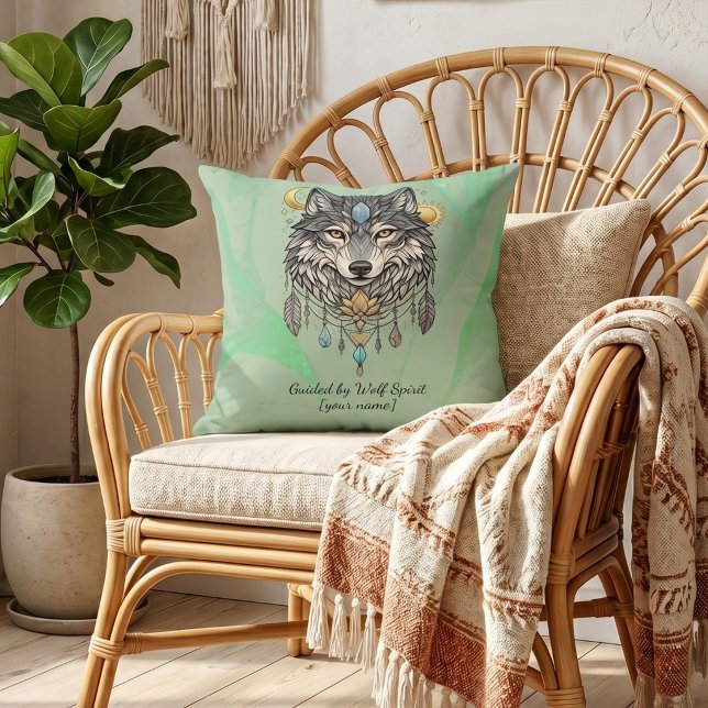 Almofada Boho Verde Salvia Personalizada com Espír (Personalized wolf spirit sage green boho throw pillow, mystical tribal wolf home décor cushion)