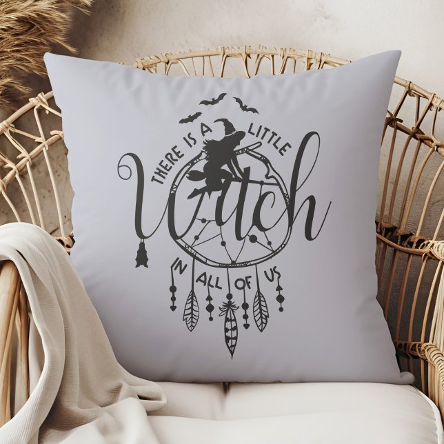 Almofada Boho Witch Vibes Bolsa - Pequena Bruxa em Todos nó (Boho Witch Vibes – Little Witch in All of Us Throw Pillow in a boho rattan armchair.)