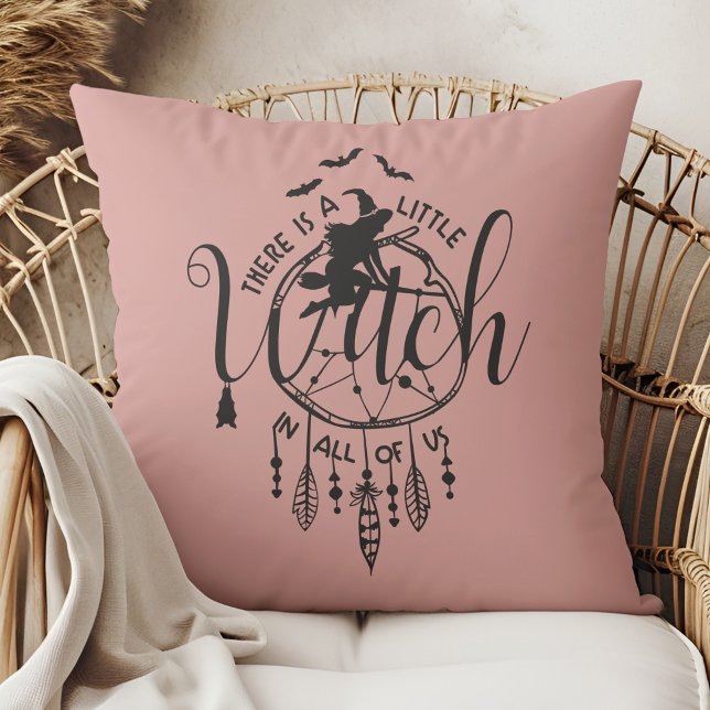 Almofada Boho Witch Vibes Bolsa - Pequena Bruxa em Todos nó (Boho Witch Vibes – Little Witch in All of Us Throw Pillow in a boho rattan armchair.)