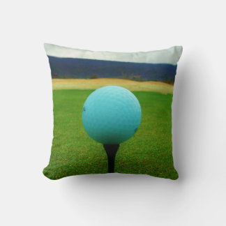 Almofada bola branca de golfe num campo de golfe na montanh