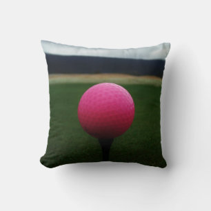 Almofada Bola de Golfe Rosa em campo de golfe na montanha