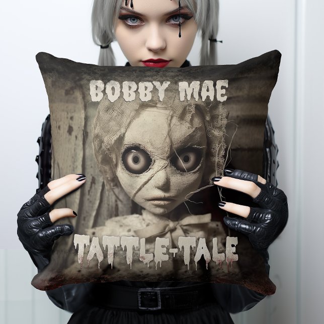 Almofada Boneca Assombrada Cérebro - Filme Horror (Get ready to get creeped-out with this taunting evil doll pillow, ideal for a creepy bedroom corner.)