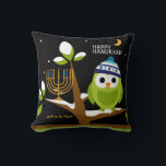 Almofada Bonita Hanukkah Grande Coruja e Menorah Snowy Nigh<br><div class="desc">Coruja Chanucá e Menorah lindas em uma Árvore Neve. Acenda as noites. Esta linda e colorida coruja de Hanukkah e Menorah em uma árvore de neve é totalmente divertida! O estilo Cartoon Colorido encantará amigos e familiares de todas as idades. Ele foi projetado para fazer todos sorrirem nesta temporada de...</div>
