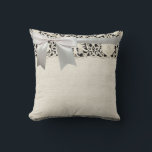 Almofada Bonito Linen White Lace Antique de Casamento<br><div class="desc">Casamento antigo - Lace branco e casamento de Linen Um tema de casamento vintage bonito é sobre renda branca antiga e linho. Perfeito para a noiva e noiva vintage que é algo especial para o tema do casamento. O design é baseado em imagens antigas de tecido de roupa macia real,...</div>
