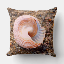 Almofada Bonito Seashell em uma praia Rocky com texto perso