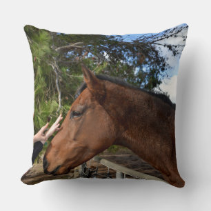 Almofada "Bonito toque: unindo-se a um Cavalo Marrom gentil