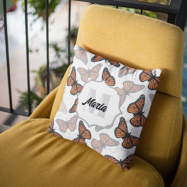 Almofada Borboletas de Monograma Modernas Personalizadas (Elegant monogram pillow with botanical monarch butterflies. )