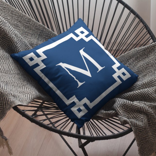 Almofada Borda-chave grega com monograma marinho azul e bra (Create your own monogrammed Greek Key border square throw pillow.)