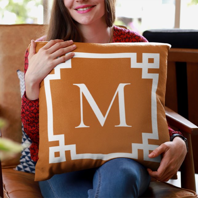 Almofada Borda chave grega do Monograma Branco e Laranja Qu (Create your own monogrammed Greek Key border square throw pillow.)