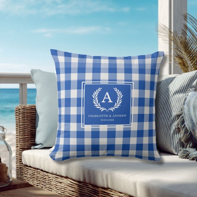 Almofada Bordado Monograma em Xadrez Azul (Blue Gingham Monogram Crest Throw Pillow)