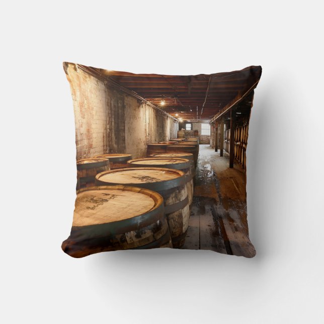 Almofada Bourbon Whiskey Rickhouse Throw Pillow  (Frente)