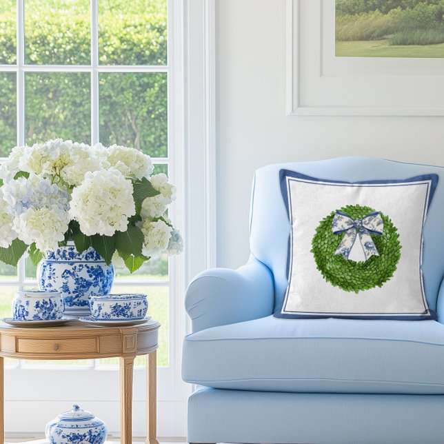 Almofada Boxwood Wreath with Blue Toile Bow  (Boxwood wreath with toile bow pillow)