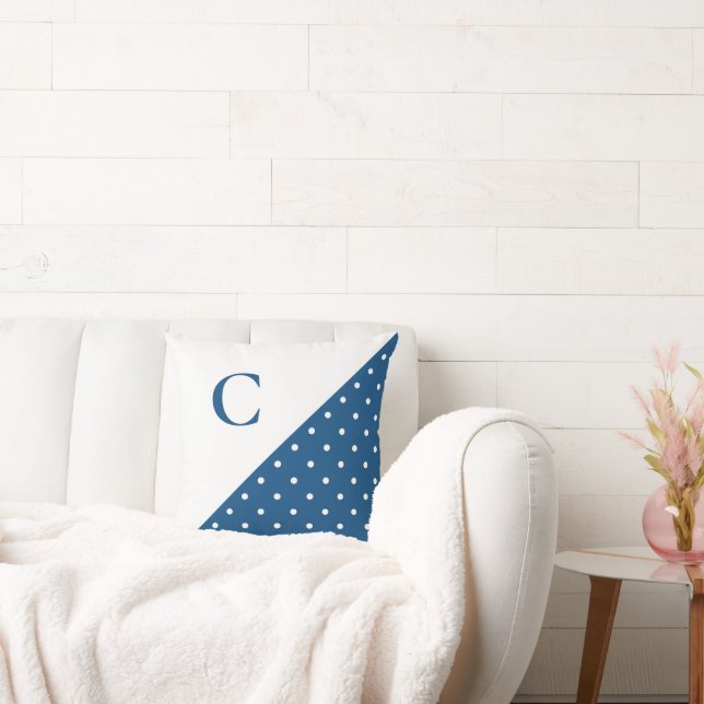 Almofada Branco escuro sobre Monograma de Padrão de Bolinha (Sofá)