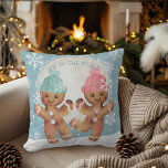Almofada Brincadeira Dançante Cookies de Natal<br><div class="desc">O tema da maravilha do inverno, no qual o travesseiro decorativo de Natal apresenta biscoitos bonitos de pão-de-gengibre dançando com alegria sob a lua e as estrelas, com sotaques de neve e uma saudação de "Alegria ao Mundo" (você pode personalizá-la com seu cartões de natal ou nome preferido). Trabalho de...</div>